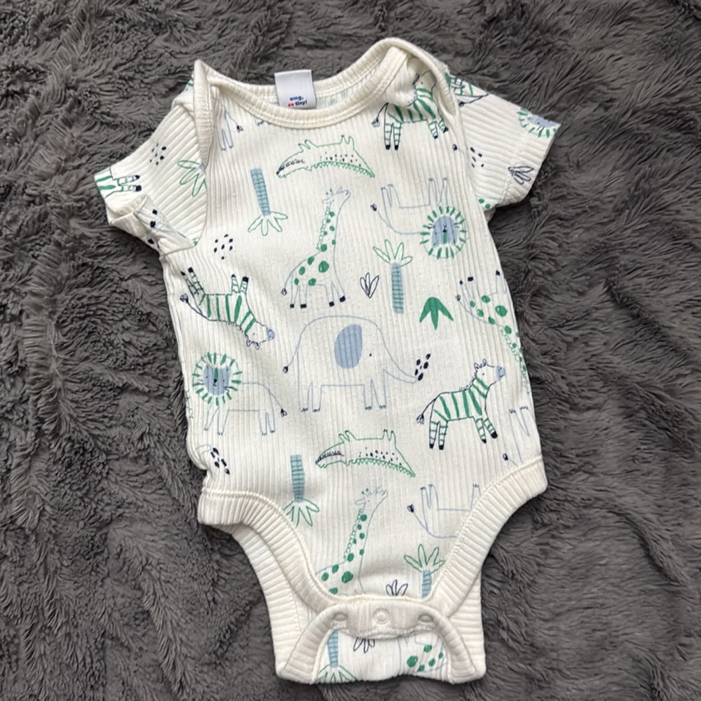 Lot of SIX baby onesies - Picture 5 of 7